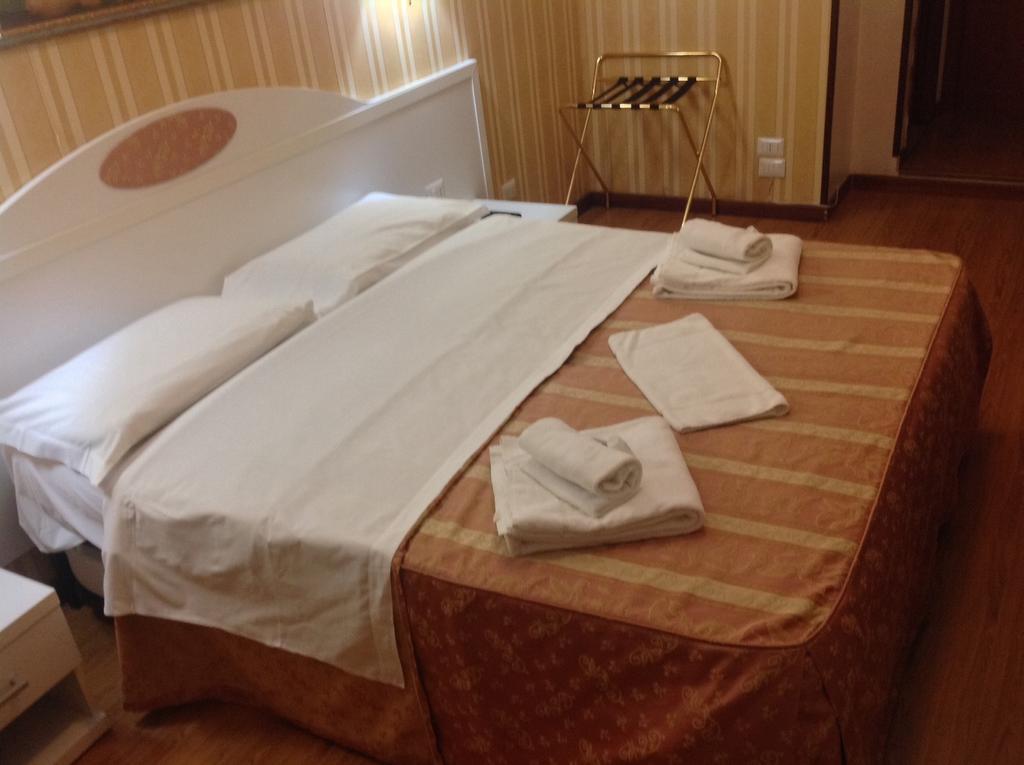 Rome Palace Otel Oda fotoğraf
